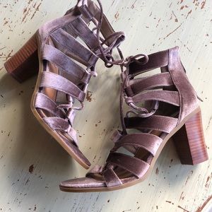 🎉HP🎉Steve Madden Crushed Velvet lace block heels